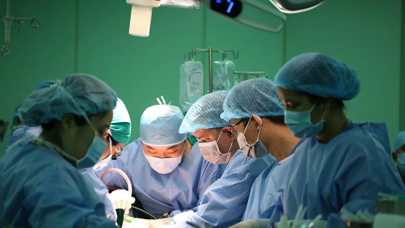 Êkip bác sĩ đang tiến hành phẫu thuật cho anh V.