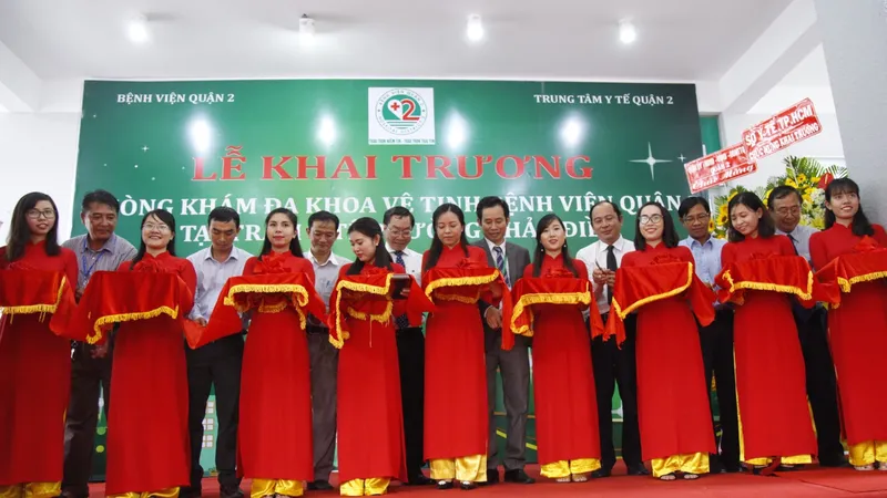 Các đại biểu cắt băng khánh thành Phòng khám đa khoa vệ tinh tại trạm y tế phường Thảo Điền