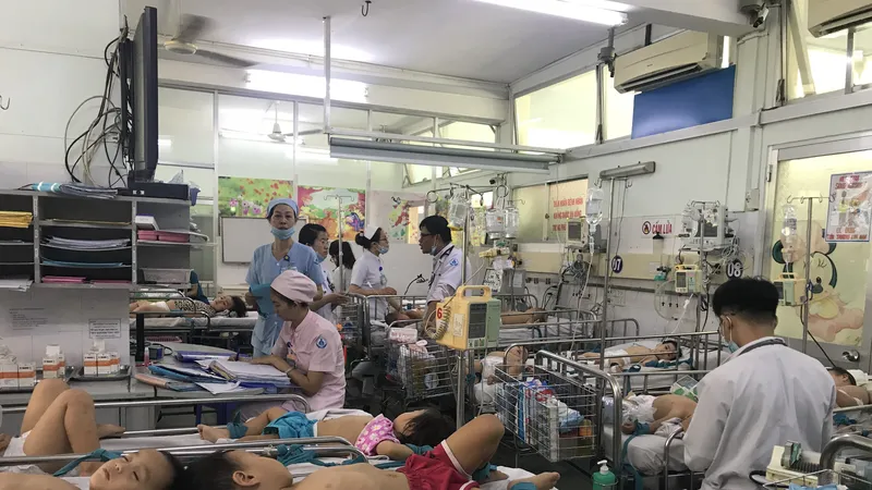 Bệnh nhi phải nằm ghép để điều trị bệnh tay chân miệng tại Bệnh viện Nhi đồng 1