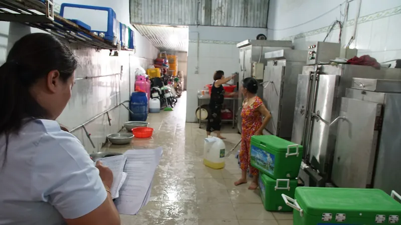 Cơ quan chức năng kiểm tra cơ sở chế biến thực phẩm không đảm bảo an toàn Ảnh: HOÀNG HÙNG