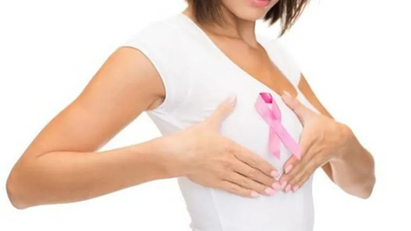 Khám, tầm soát sớm để phòng chống ung thư vú. Ảnh: QUỐC KHÁNH