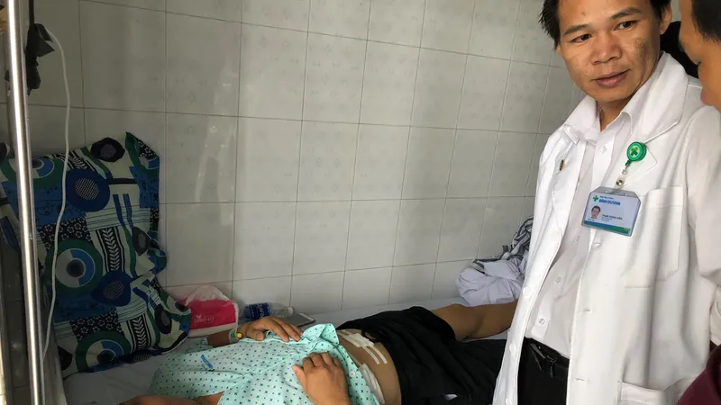 Bác sĩ thăm khám bệnh nhân sau phẫu thuật