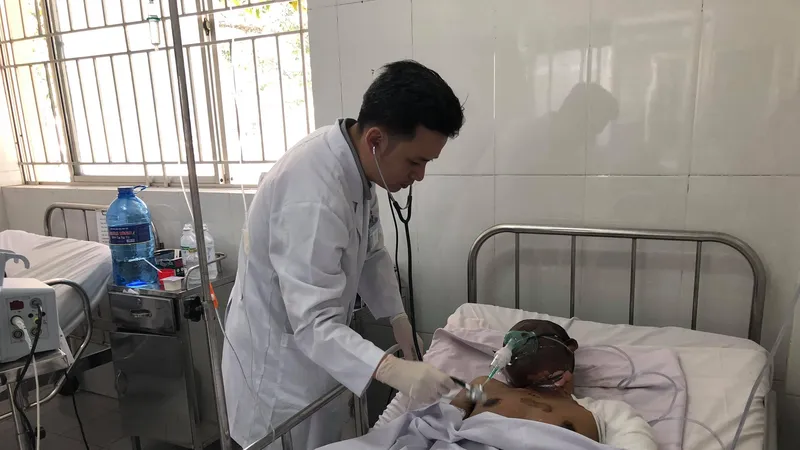 Bác sĩ đang chăm sóc và điều trị cho bệnh nhân