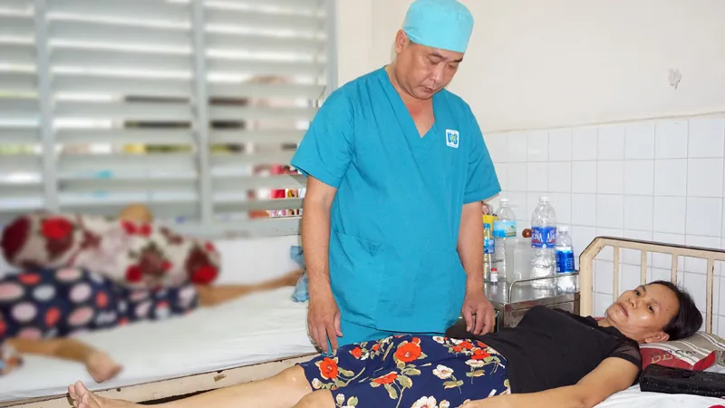 Bác sĩ Bệnh viện Ung bướu đang thăm khám cho bệnh nhân ung thư