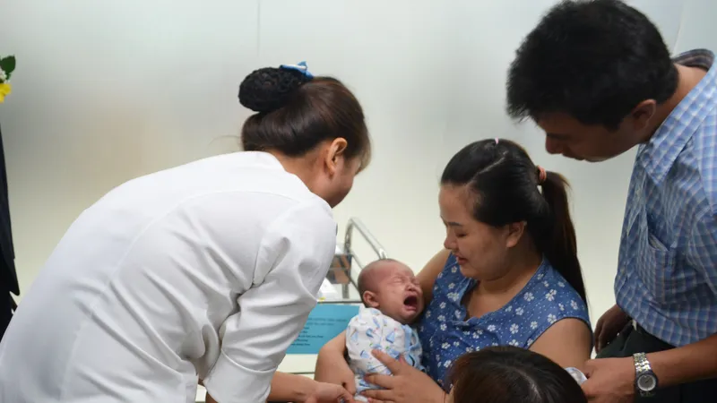 Trẻ tiêm chủng tại Trung tâm tiêm chủng VNVC Hoàng Văn Thụ. Ảnh: THÀNH SƠN