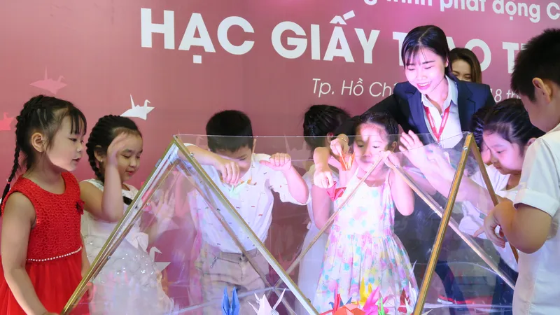 Các bé thiếu nhi xếp hạc ủng hộ bệnh nhi mắc bệnh tim 
