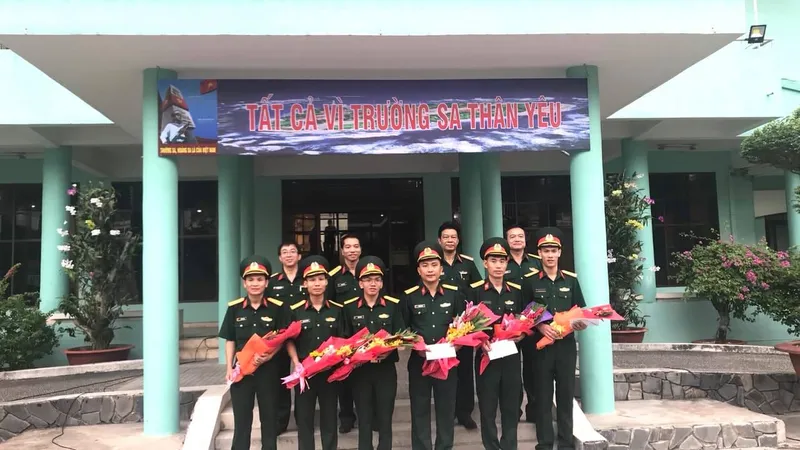 Ban giám đốc Bệnh viện Quân y 175 tặng hoa chúc mừng các chiến sĩ lên đường nhận nhiệm vụ