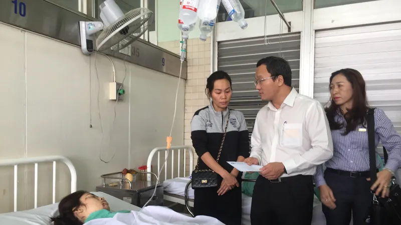 Phó Chủ tịch Ủy ban An toàn giao thông Quốc gia Khuất Việt Hùng đã đến thăm các nạn nhân đang điều trị tại Bệnh viện Chợ Rẫy