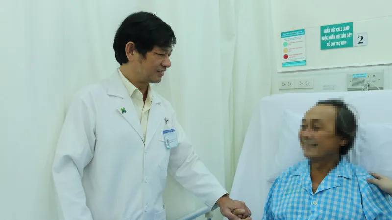 Bác sĩ đang thăm khám cho bệnh nhân