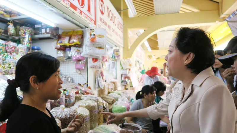 Bà Phạm Khánh Phong Lan, Trưởng ban Quản lý ATTP TPHCM kiểm tra bánh kẹo tại chợ Bình Tây