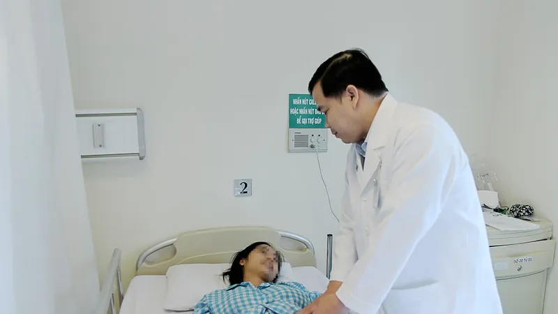 Bác sĩ đang chăm sóc và điều trị cho bệnh nhân
