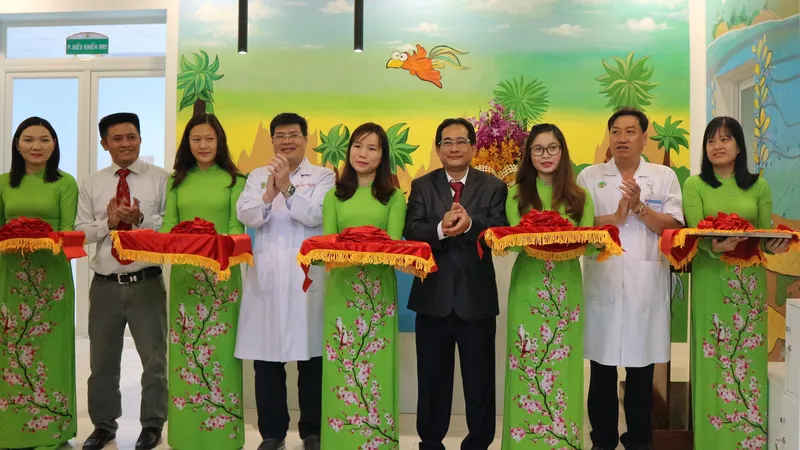 Các đại biểu cắt băng khánh thành và đi vào hoạt động phòng chụp MRI chất lượng cao