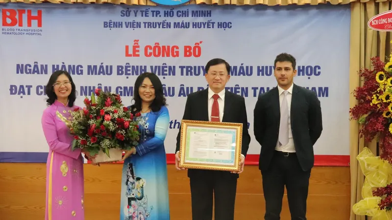 Đại diện công ty Octapharma trao giấy chứng nhận GMP Châu Âu cho BV Truyền máu Huyết học