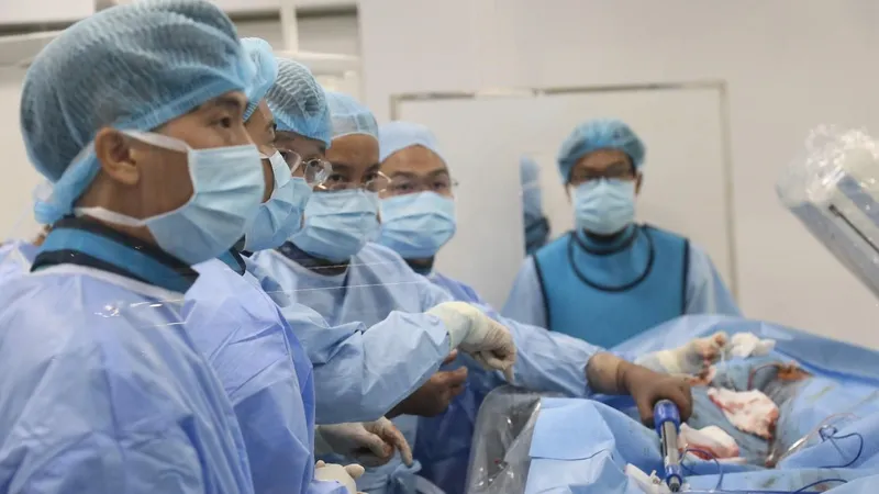 Các bác sĩ đang tiến hành can thiệp phình động mạch chủ ngực bằng phương pháp đặt Stent Graft