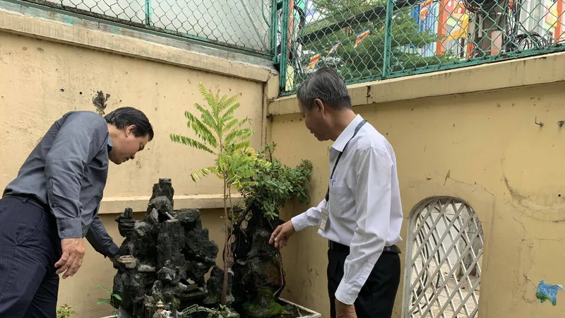 Đoàn kiểm tra tuyên truyền cho người dân cách diệt muỗi, lăng quăng phòng tránh sốt xuất huyết