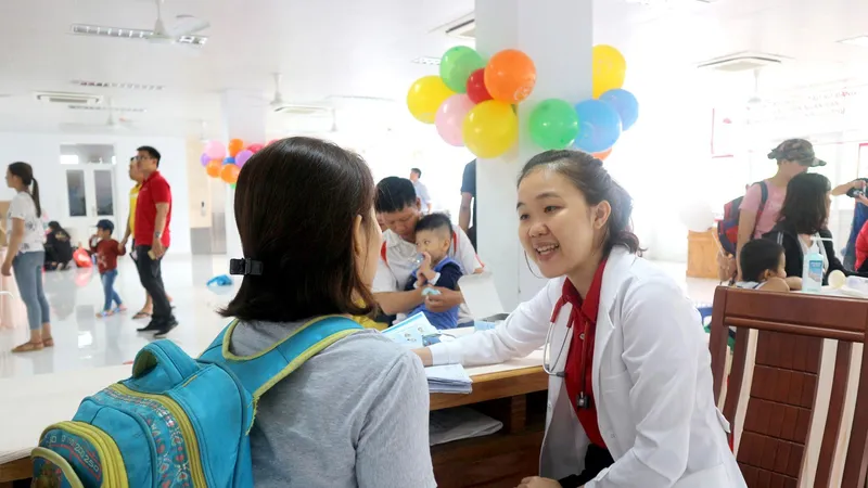 Bác sĩ đang thăm khám cho bệnh nhi mắc hen