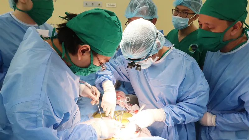 Các bác sĩ đang tiến hành ghép thận cho bệnh nhân