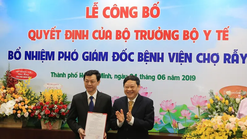 Thứ trưởng Bộ Y tế Nguyễn Viết Tiến trao Quyết định bổ nhiệm Bác sĩ CK2 Nguyễn Tri Thức