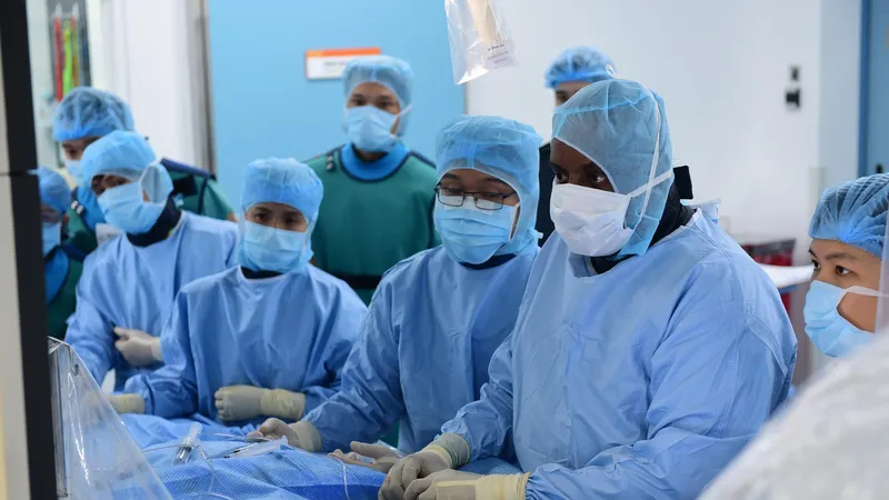 Các bác sĩ đang tiến hành phẫu thuật cho bệnh nhân