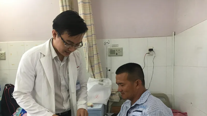 Bác sĩ đang thăm khám cho "hiệp sĩ" Nguyễn Tăng Tiên