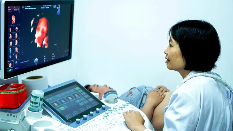 Bác sĩ đang thăm khám cho thai phụ