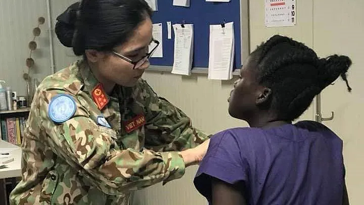Giúp vợ Thống đốc Bang Bentiu (Nam Sudan) hạ sinh thành công, bác sĩ Việt Nam được tặng một con bò