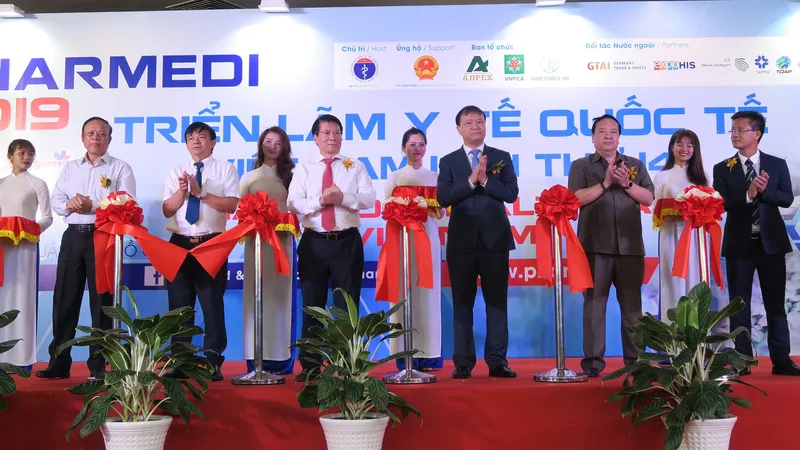 Các đại biểu cắt băng khai mạc