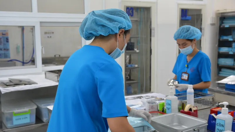 Nhân viên kiểm soát nhiễm khuẩn các dụng cụ chuẩn bị phẫu thuật