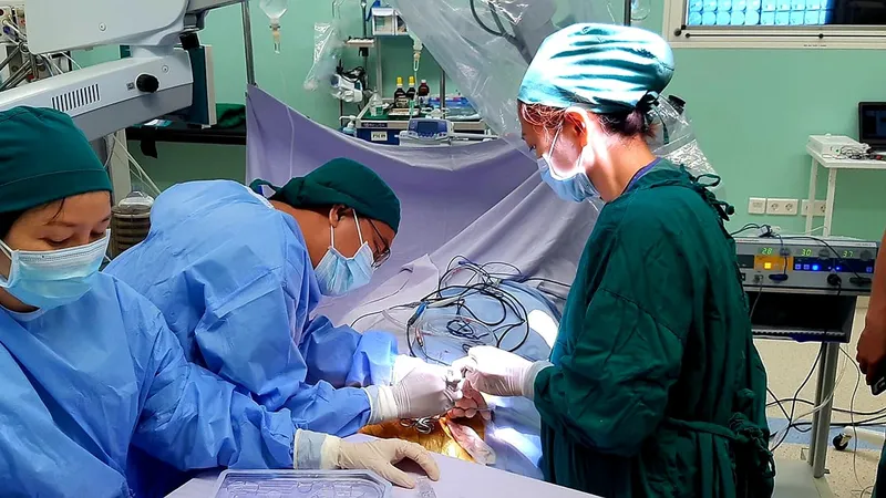 Các bác sĩ đang tiến hành cấy điện cực ốc tai cho bệnh nhi. Ảnh: BVCC