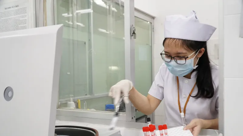 Nhân viên y tế đang làm xét nghiệm