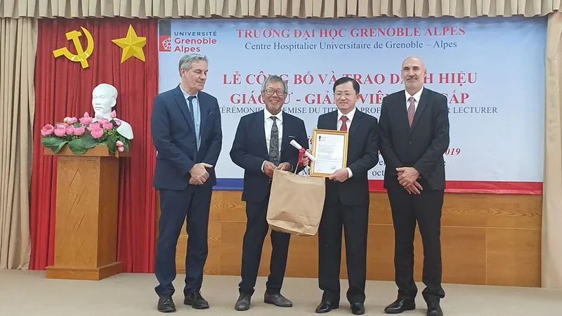 Đại diện Trường Đại học Grenoble Aples trao tặng danh hiệu Giáo sư - Giảng viên cao cấp cho bác sĩ Phù Chí Dũng