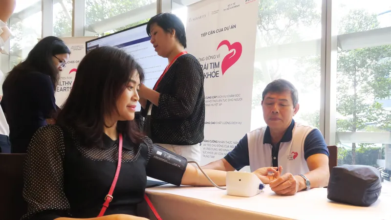 Người dân đo huyết áp tại hội nghị