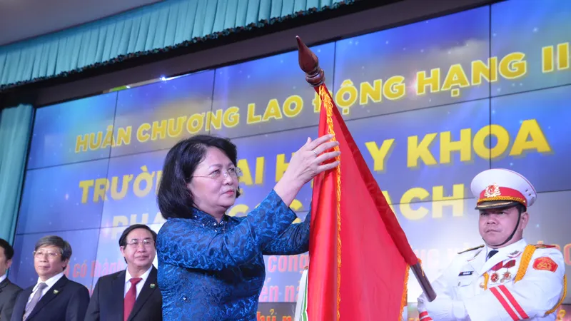 Phó Chủ tịch nước Đặng Thị Ngọc Thịnh trao Huân chương Lao động hạng Nhì cho tập thể Trường Đại học Y khoa Phạm Ngọc Thạch