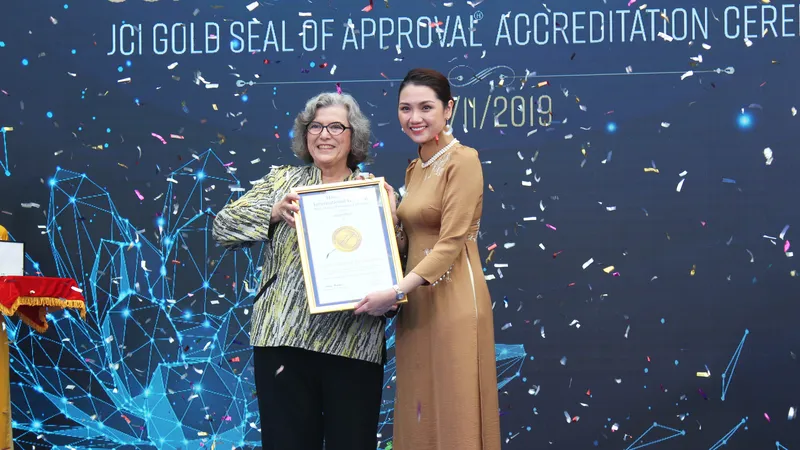 Bà Paula Wilson trao chứng nhận con dấu vàng JCI cho bà Nguyễn Thục Anh, Tổng Giám đốc Bệnh viện Quốc tế Hạnh Phúc
