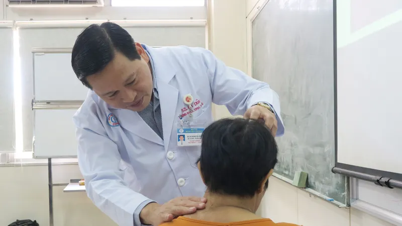 Bác sĩ đang thăm khám cho bệnh nhân