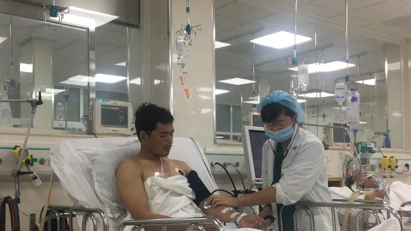 Bác sĩ đang thăm khám cho anh Nguyễn Văn Lâm