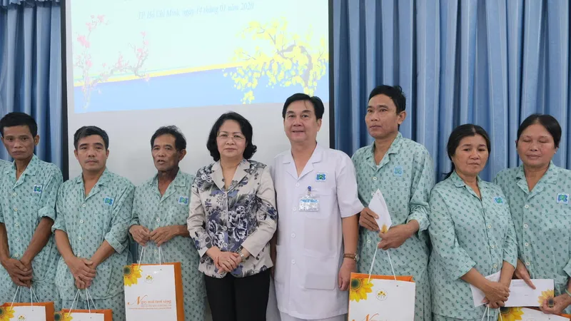 Phó Chủ tịch nước Đặng Thị Ngọc Thịnh thăm và tặng quà các bệnh nhân điều trị ung thư tại BV Ung bướu TPHCM