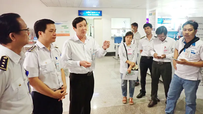 Ông Nguyễn Hữu Hưng, Phó Giám đốc Sở Y tế TPHCM kiểm tra công tác phòng chống dịch do virus Corona gây ra tại Sân bay quốc tế Tân Sơn Nhất. Ảnh: HOÀNG HÙNG