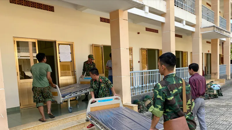 Bệnh viện Bệnh Nhiệt Đới vận chuyển giường bệnh mới của bệnh viện lên cung cấp cho Bệnh viện dã chiến