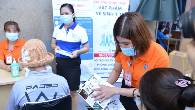 Nhân viên y tế hướng dẫn người dân cách phòng bệnh