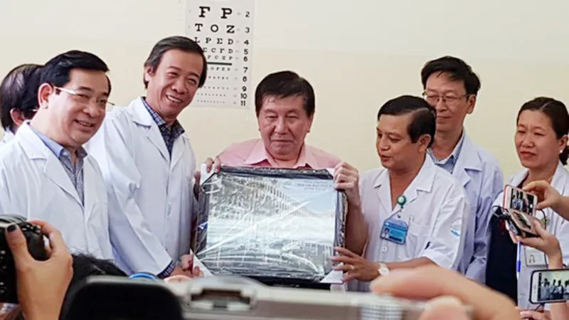 Bác sĩ Nguyễn Văn Vĩnh Châu, Giám đốc Bệnh viện Bệnh Nhiệt đới tặng bệnh nhân H. bức hình lưu niệm