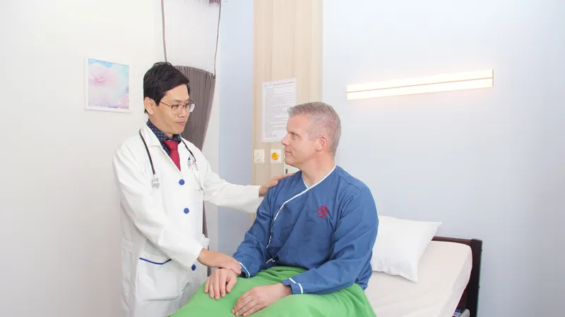 Bác sĩ đang thăm khám cho bệnh nhân