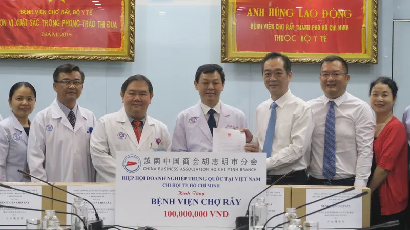 Đại diện Hiệp hội Doanh nghiệp Trung Quốc, chi nhánh TPHCM đã trao tặng Bệnh viện Chợ Rẫy 600 khẩu trang y tế N95 và 100 triệu đồng