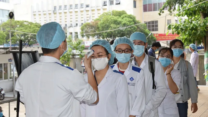 Sinh viên Trường Đại học Y Dược TPHCM được đo thân nhiệt trước khi vào khu điều trị