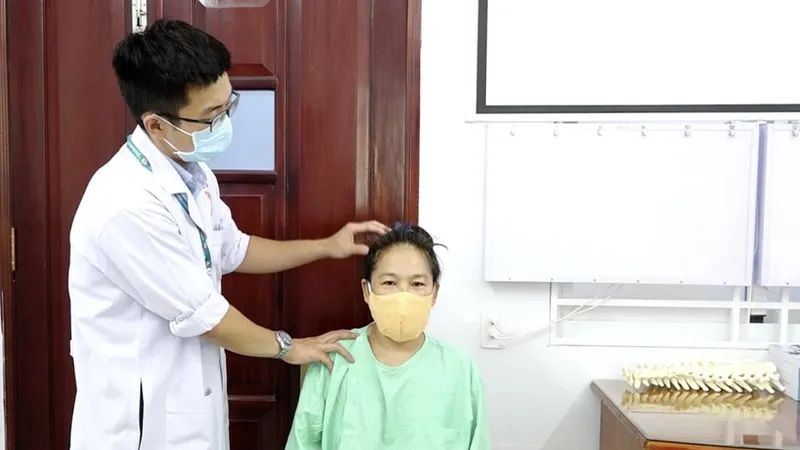 Bác sĩ đang thăm khám cho bệnh nhân