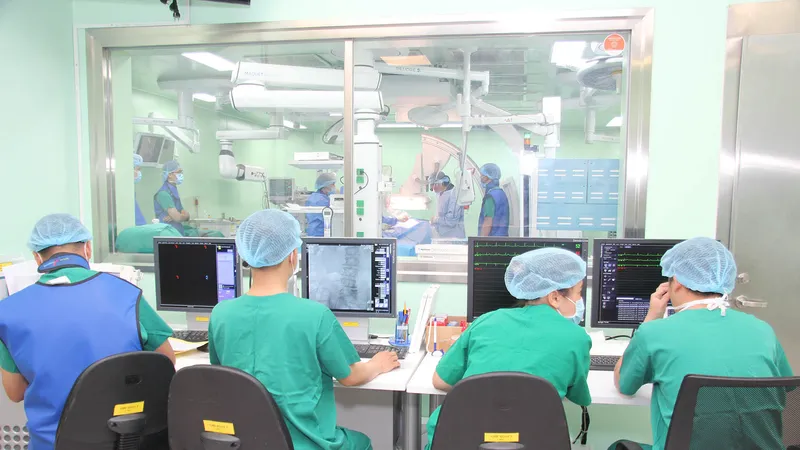 Đội ngũ y bác sĩ tiến hành phẫu thuật cho bệnh nhân