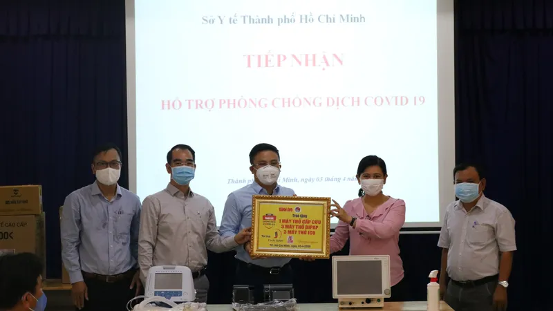 Đại diện Báo Tuổi Trẻ trao tặng quà, tiền mặt hỗ trợ chương trình "Cùng Tuổi Trẻ chống dịch Covid-19" cho Sở Y tế TPHCM. Ảnh: HOÀNG AN