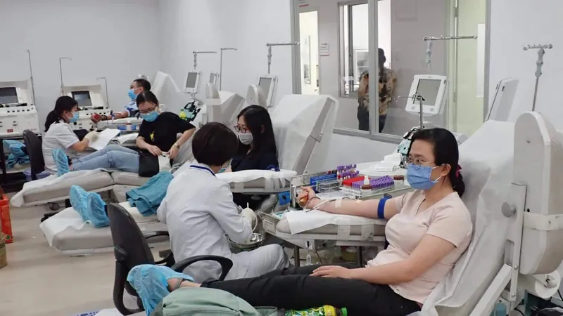 Người dân đến hiến máu tình nguyện tại Bệnh viện Truyền máu - Huyết học TPHCM