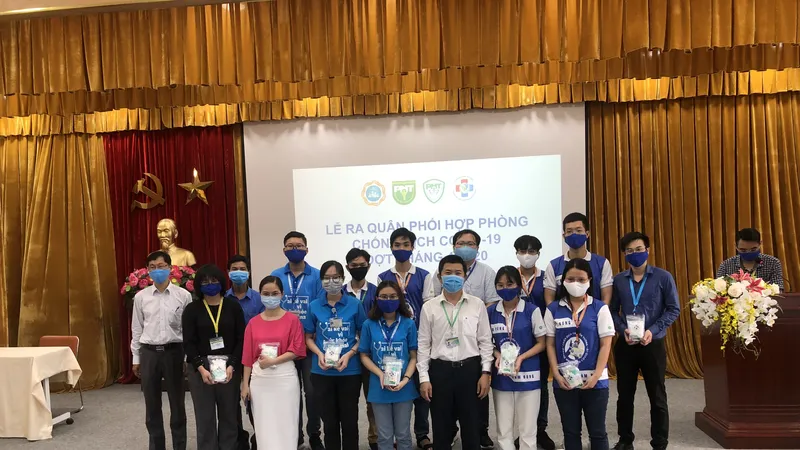 PGS-TS-BS Nguyễn Thanh Hiệp cùng các giảng viên, sinh viên Trường Đại học Y khoa Phạm Ngọc Thạch tại lễ ra quân