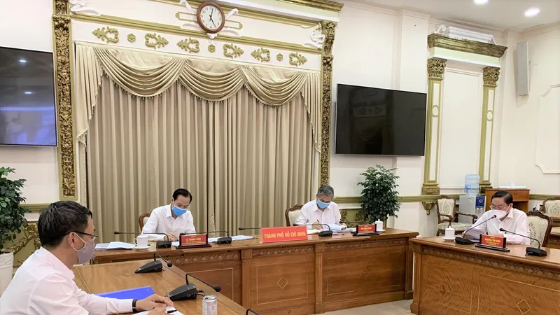 Đồng chí Lê Thanh Liêm, Phó Chủ tịch Thường trực UBND TP và đồng chí Ngô Minh Châu, Phó Chủ tịch UBND TP chủ trì giao ban trực tuyến. Ảnh: TTBC